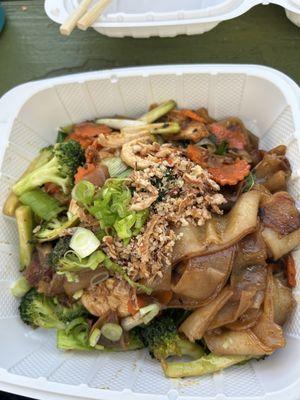 Pad kee mao (drunken noodles) with chicken & veggies, delish!