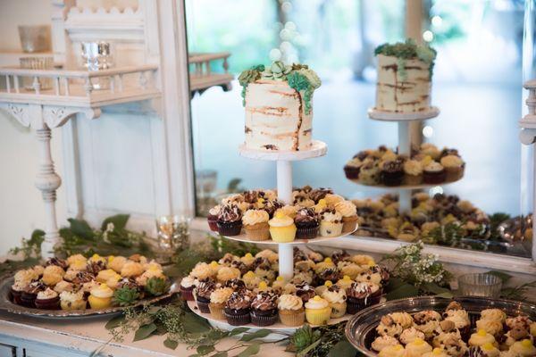 4 inches cake and mini cup cakes