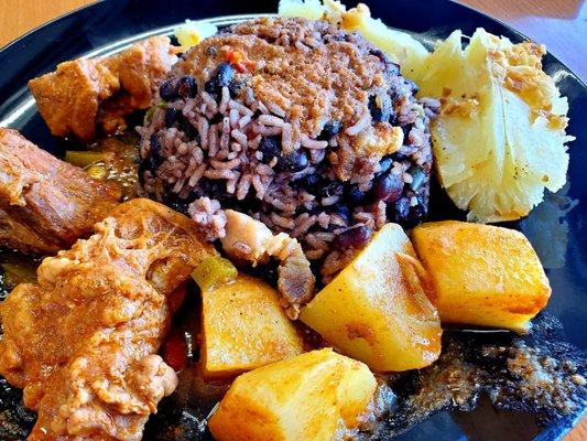 Carne con papa yuca al mojo congri y tostones