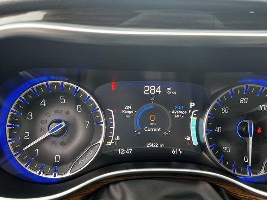 I took a photo of the dashboard of the level of gas that they gave me when I picked it up at this location.