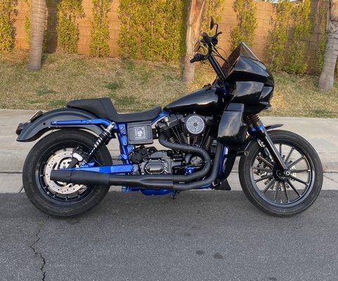 2003 dyna super glide
Rwd fairing
Built motor performance heads S&s cams
Lots of paint and powder coating