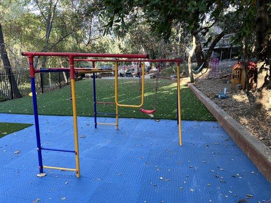 Big safe backyard fully in nature with beautiful bird sound and squirrels