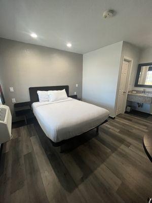 Single Queen Room