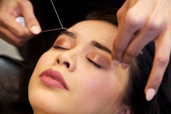 Shaping eyebrows with a thread