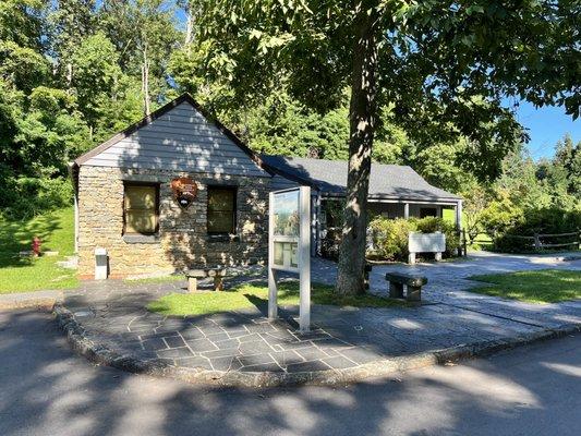 Humpback Rocks Visitor Center and Farm Museum
