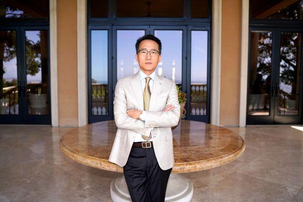 Dr. David Kahng is a highly trained, renowned Korean plastic surgeon who is Board Certified by the American Board of Plastic Surgery.