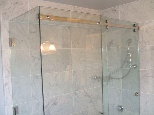 A beautiful sliding shower door installed !