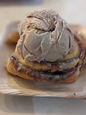 Hanske roll with coffee ice cream