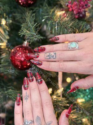 Join us and enjoy a luxurious holiday nail experience.
Beautiful colors, festive designs, and top-tier service waiting for you.