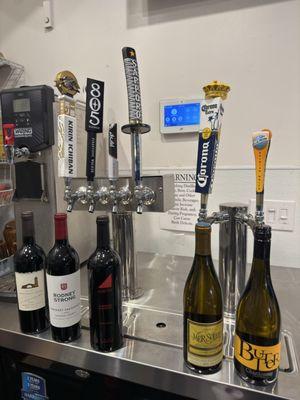 WE GOT COLD BEER! WINE! DRAFT BEER! LIQUORS