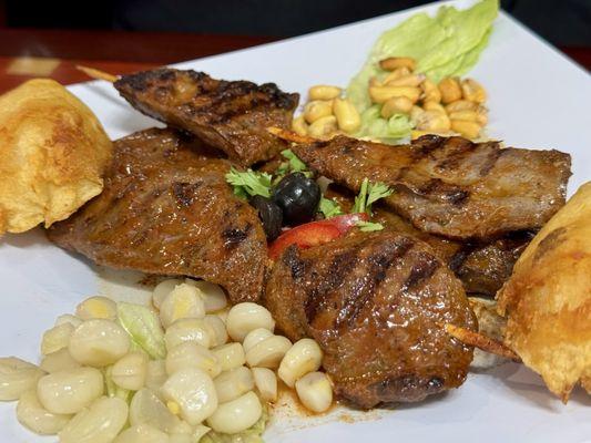 Anticuchos Tres Palitos con Papas Doradas