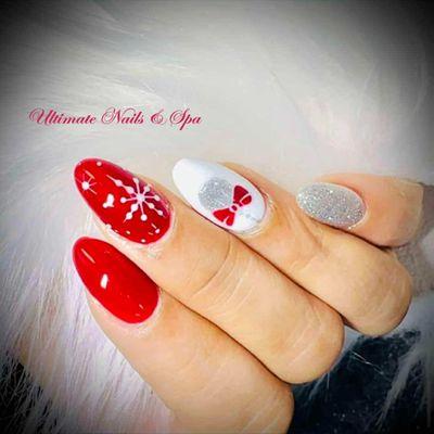 Embrace the holiday magic with festive ombre nails! From red to glittery white, your nails will sparkle like Christmas lights.
Book
