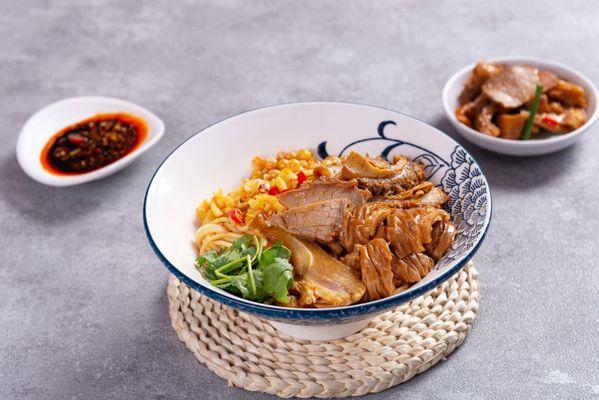 Assorted Beef Sauce Dry Tossed Noodles (全家福干拌粉)