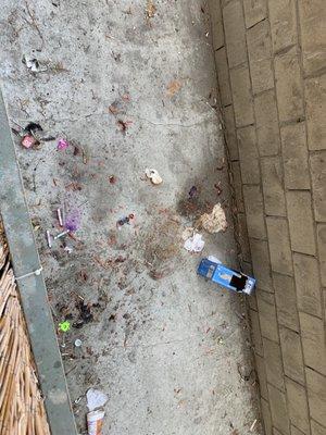 Side entry of the apartments. DISTGUSTING