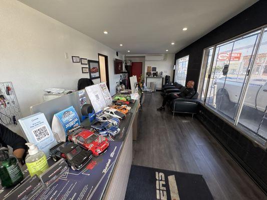 Amazing tire repair lobby