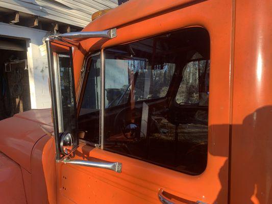 Shoals Auto Glass And Accessories Inc