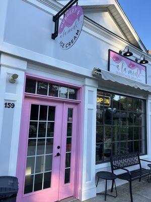 A La Mode Dessert & Ice Cream