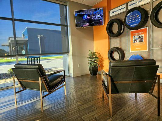 Comfortable chairs, TV, WiFi, and free coffee = a pleasant wait!