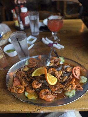 Mejillones y camarones cucaracha