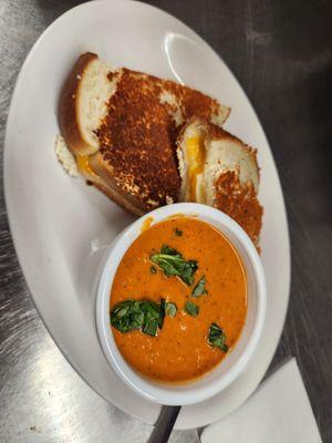 Grilled cheese & tomato basil soup