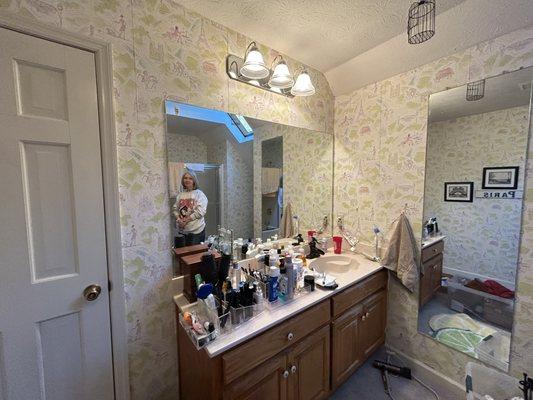 removed old wallpaper and removed old, outdated mirror