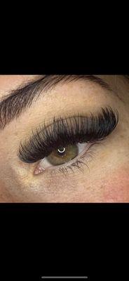 Volume lash set fit to perfect a dramatic eye set while maintaining the health of her lashes