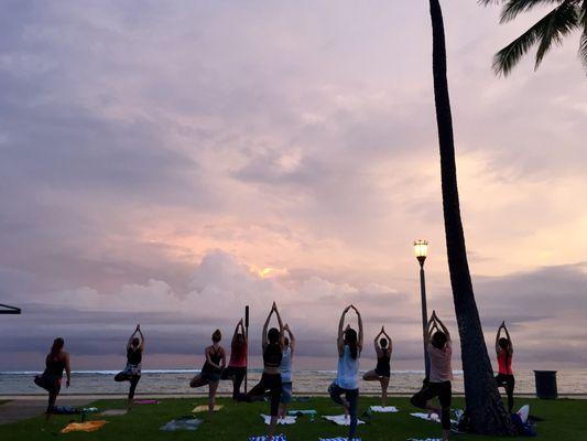 beach yoga in hawaii - daily on waikiki beach with daimondhead as backdrop - beach yoga also ala moana magic island ビーチヨガ