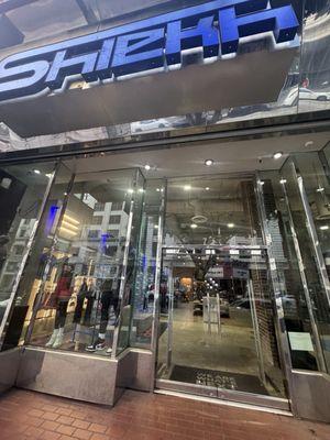 Store front closing 10 mins early