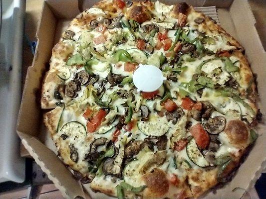 "Gourmet Veggie" (Artichoke hearts, zucchini, spinach, mushrooms, tomatoes, garlic, on Creamy Garlic Sauce- no red/grn onion 4 me this time)