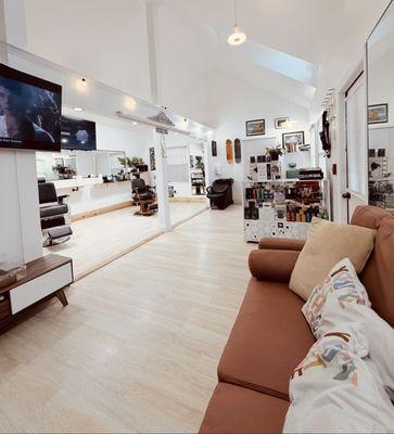 "Interior moderno y minimalista de DELEÓN LEGEND CLUB -- diseñado para ofrecer comodidad, estilo y una experiencia de barbería de alto nivel