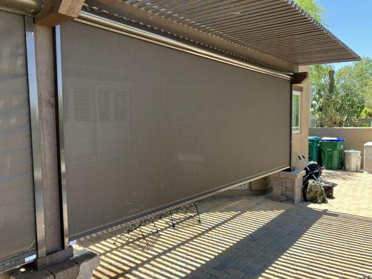 Retractable sun shade