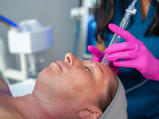 Lymphatic Drainage boost circulation, helps release toxins that cause puffiness, and dull complexion. Tightens jawline, smile lines and eyes