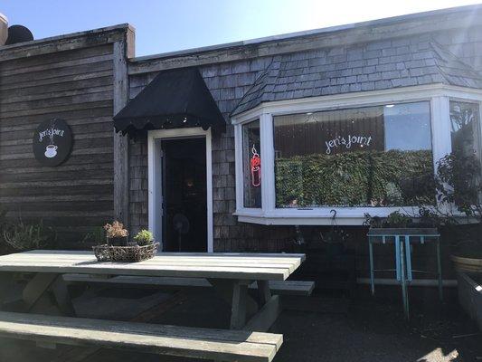 Backside of Jen's joint. Into a cute alley without traffic.