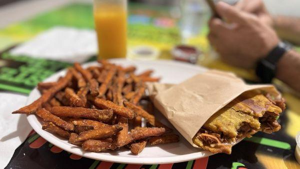 Jackfruit hamburger with Sweet Potato Fries