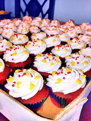 Red Velvet Cupcakes and Vanilla cupcakes filled with vanilla buttercream and top with Dominican meringue