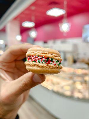 Gingerbread macaron