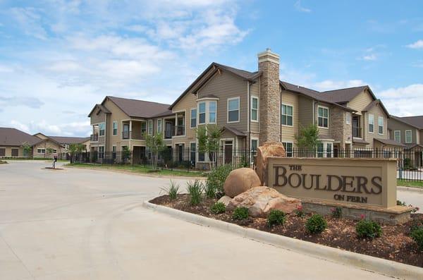 Entrance to The Boulders on Fern Apartments in Shreveport