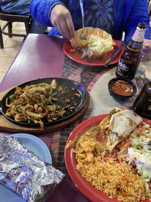 Nice taco salad for wifey, and the wonderful Wednesday Fajita Special for me. Que' bueno!
