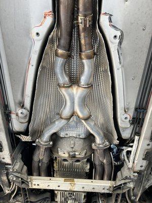 Custom X-pipe replacing the factory secondary catalytic converter