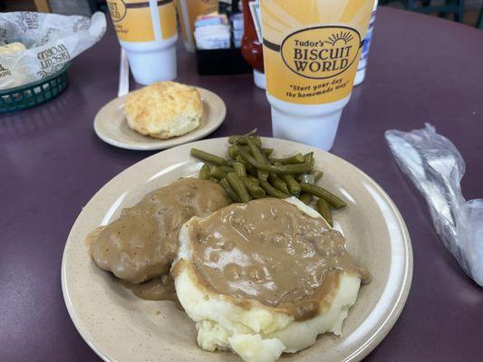 Baked Steak with Mashed Potatoes and Green Beans.