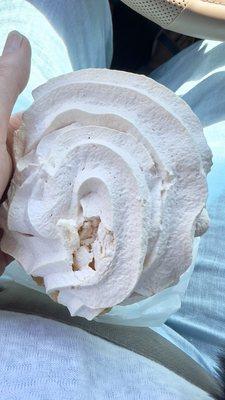 Macaroon with walnut cream