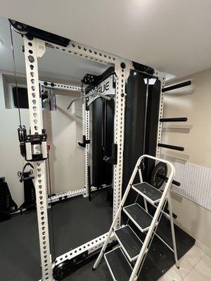 Installation and full assembly of a Rogue Functional Trainer (FM-6).
Precise leveling, correct tensioning, and safety check included.