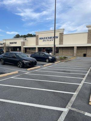 SKECHERS Warehouse Outlet