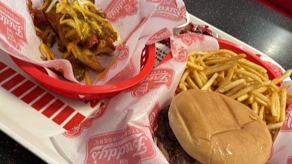 Chili dog, Cali Burger, R fries