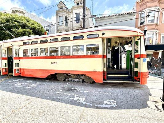 MUNI - F Market & Wharves