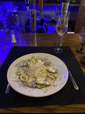 Linguine with clams in Alfredo sauce. Delicious!