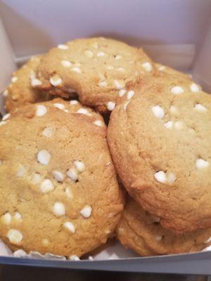 Vegan White Chocolate Macadamia Cookies!