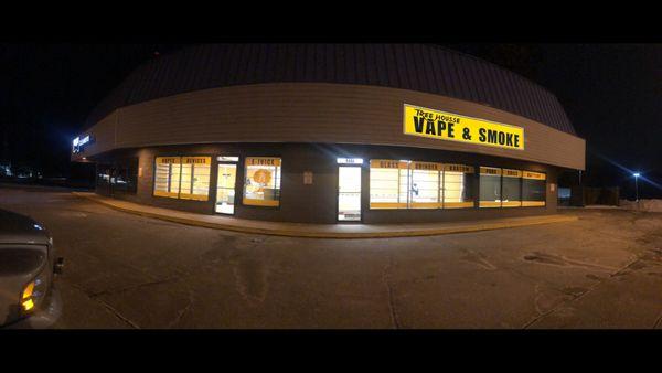 store front- TreeHousse vape and Smoke