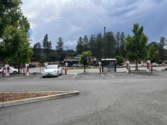 Convenient supercharger next to a supermarket and all sorts of restaurants and fast food!