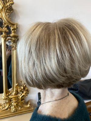 Marlin does beautiful color and highlights. She is a blow dry queen. I highly recommend her.